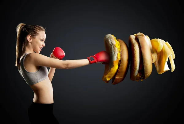 Vältränad Ung Energisk Kvinna Boxning Onyttig Mat Svart Bakgrund — Stockfoto