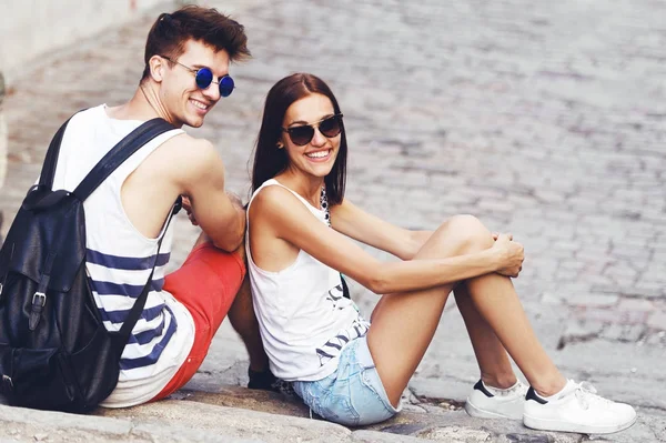 İki genç turist üzerinde eski merdiven bir mola