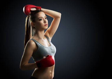 Uygun, genç bir kadın boksör, siyah arka plan
