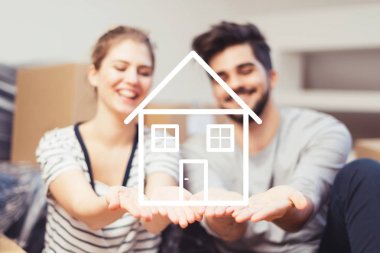 Genç çift rüya ev elinde onların yeni, holding