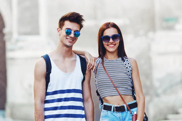 Şehirde sarılma sevimli genç Çift