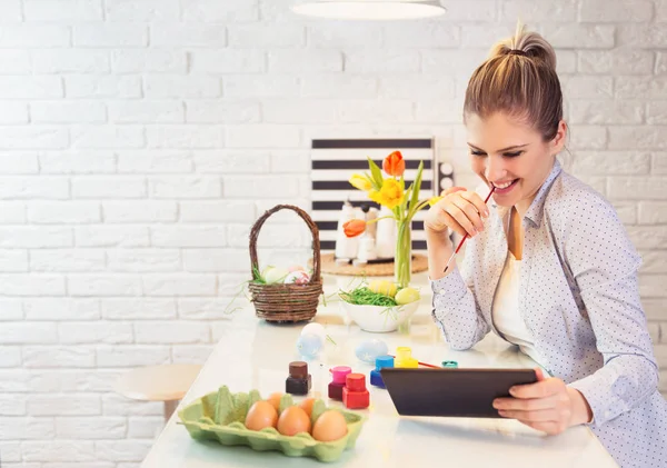 Mulher Bonita Olhando Para Tablet Colorir Ovos Páscoa — Fotografia de Stock