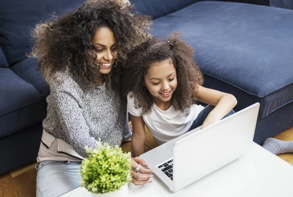 Mulher Afro Americana Bonita Sua Filha Usando Laptop — Fotografia de Stock