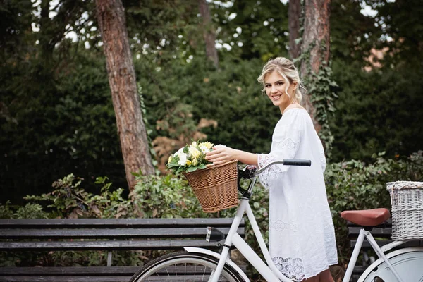 Beautiful Blonde Woman Outdoors Bicycle Park — Stock Photo, Image