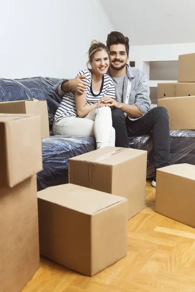 Pareja Joven Mudándose Nuevo Hogar — Foto de Stock