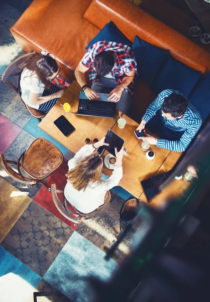 Gruppe Junger Leute Sitzt Einem Café Und Hält Elektronische Geräte — Stockfoto