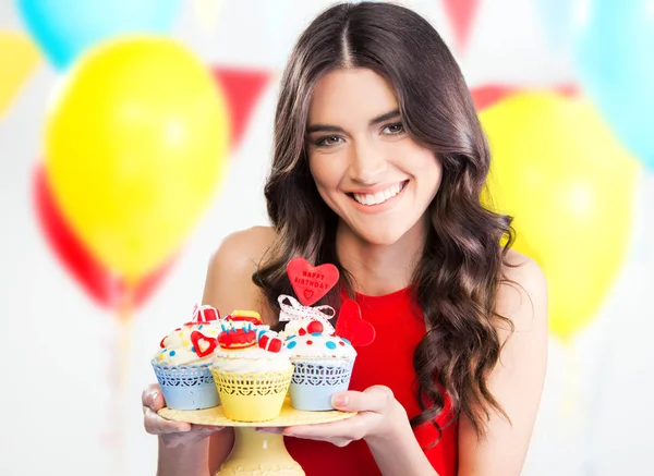 Mulher Bonita Segurando Cupcakes Festa Bonito — Fotografia de Stock
