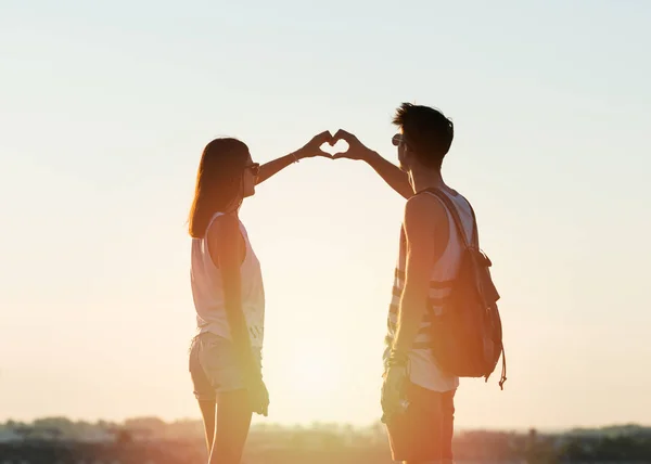 Two Young People Making Heart Hands Sky City Background — Stock Photo, Image