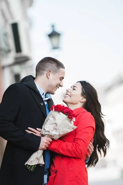 Ember Csokor Virágot Barátnője Aranyos Fiatal Romantikus Pár Szabadban — Stock Fotó