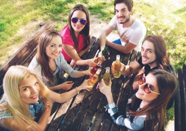 Tezahürat, dışarıda eğleniyor gençlerin grup