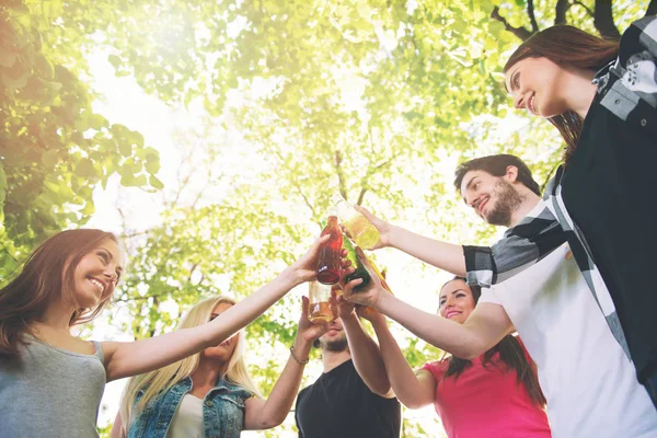 Grupo Jóvenes Animando Bebiendo Botellas Aire Libre — Foto de Stock