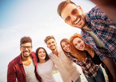 Bir daire, açık havada duran, bir selfie yapma gençlerin grup