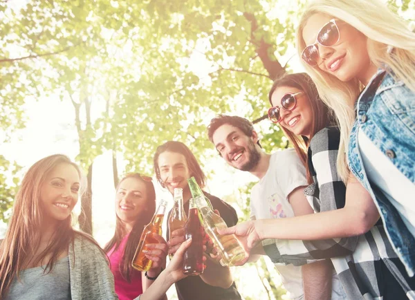 Grupo Jóvenes Animando Bebiendo Botellas Aire Libre — Foto de Stock