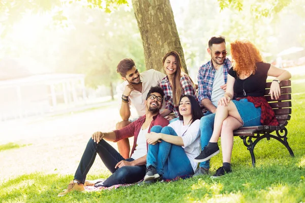 Groep Jongeren Buiten Plezier Groen Zonnige Park — Stockfoto