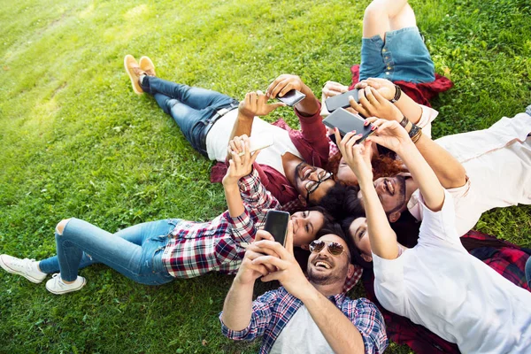 Groupe Jeunes Prenant Selfie Extérieur Amusant — Photo