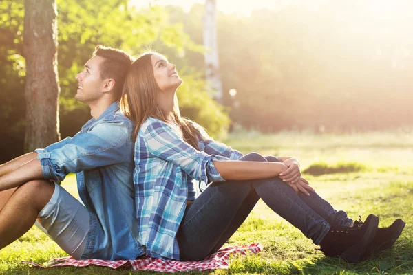 Pareja Joven Relajándose Hierba —  Fotos de Stock