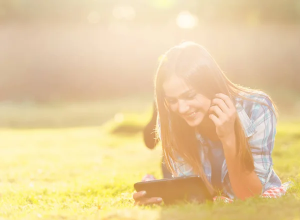 Mujer Joven Usando Una Tableta Aire Libre — Foto de Stock