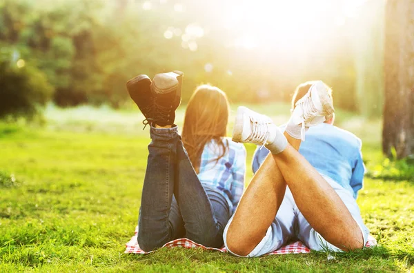 Twee Jonge Mensen Liegen Genieten Van Buiten — Stockfoto