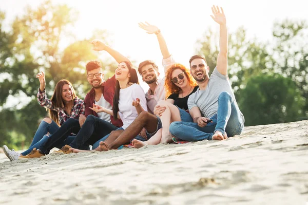 Grupo Jovens Divertindo Livre Praia — Fotografia de Stock