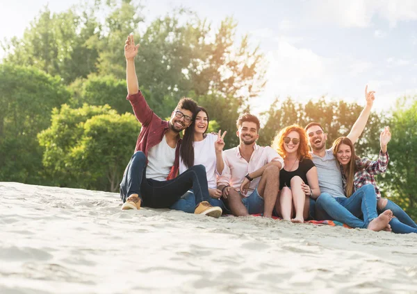 Group Young People Having Fun Outdoors Beach — Stock Photo, Image