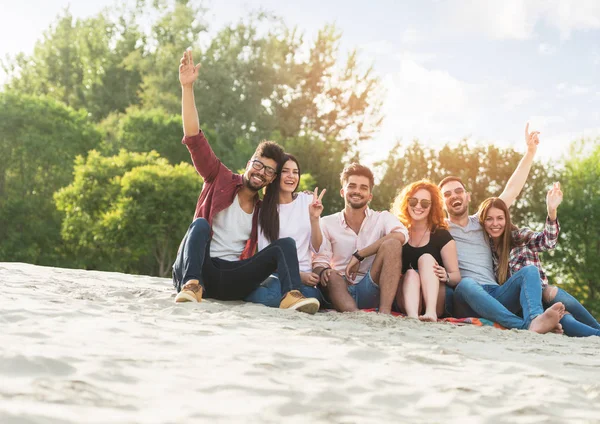 Grupo Jovens Divertindo Livre Praia — Fotografia de Stock