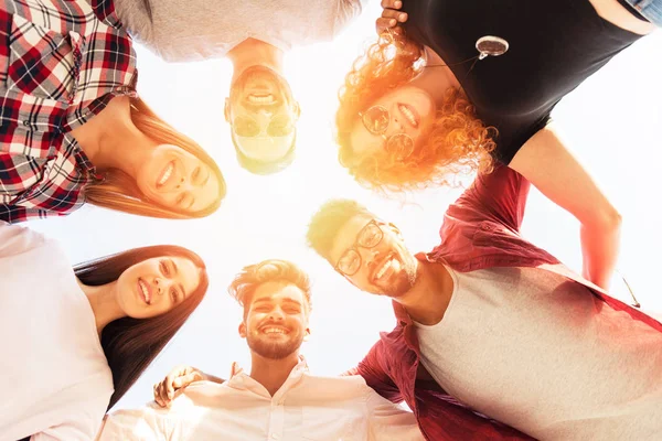 Groep Jongeren Staan Een Cirkel Buitenshuis Plezier — Stockfoto