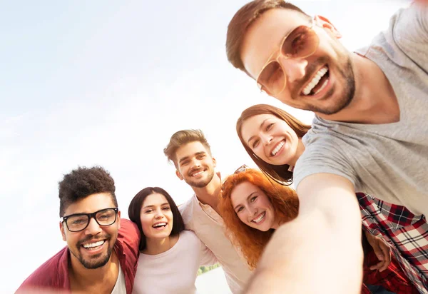 Grupo Jóvenes Pie Círculo Aire Libre Haciendo Una Selfie — Foto de Stock