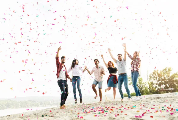 Gruppo Giovani Che Festeggiano Spiaggia — Foto Stock