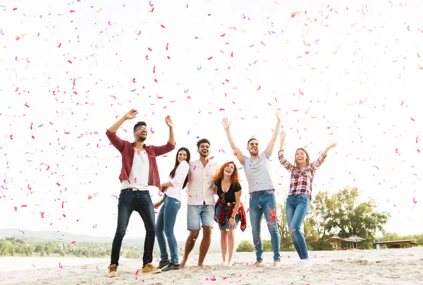 Grupo Jóvenes Celebrando Playa — Foto de Stock