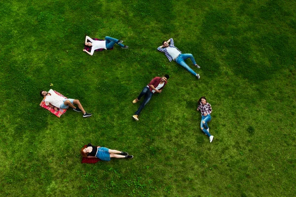 Група Молодих Людей Лежать Траві Щаслива Усміхнена — стокове фото