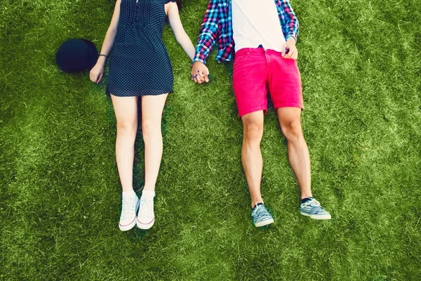 Young Couple Relaxing Grass — Stock Photo, Image