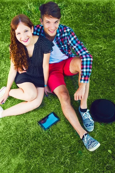 Twee Jonge Mensen Ontspannen Het Gras Met Tablet — Stockfoto