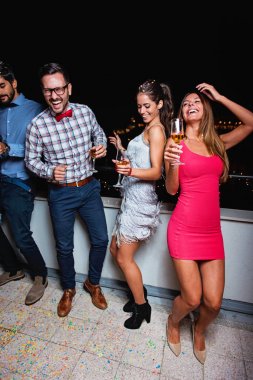 Şampanya ile tezahürat bir parti gurup