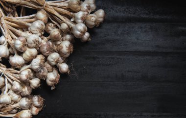 Karanlık bir arka plan üzerinde çiğ sarımsak karanfil