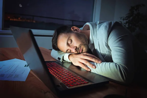 Çalışma Gece Çok Çalıştırmaktan Bir Dizüstü Bilgisayarda Uyku Işadamı — Stok fotoğraf