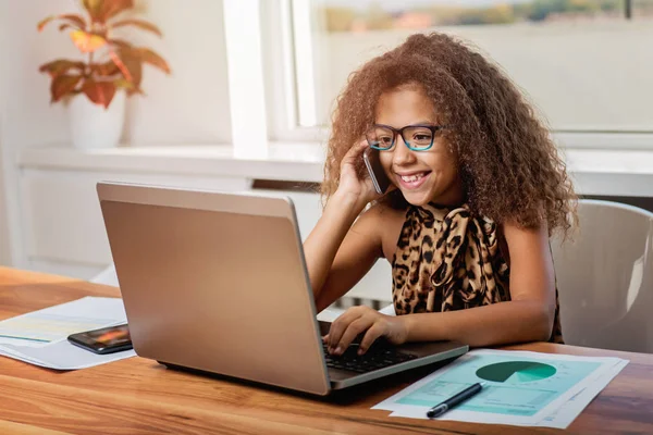 Menina Bonito Trabalhando Laptop Mesa — Fotografia de Stock