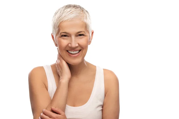 Retrato Uma Bela Mulher Idosa Sorrindo Mão Sobre Pescoço Isolado — Fotografia de Stock