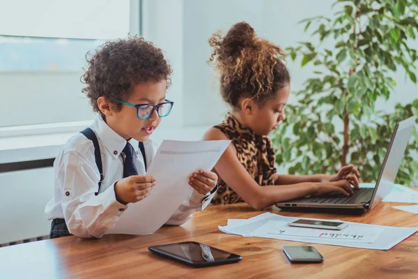 Rapaz Bonito Uma Menina Trabalhando Juntos Como Uma Equipe — Fotografia de Stock