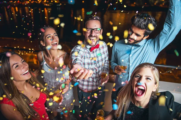 Grupo Pessoas Fazendo Uma Festa Telhado — Fotografia de Stock