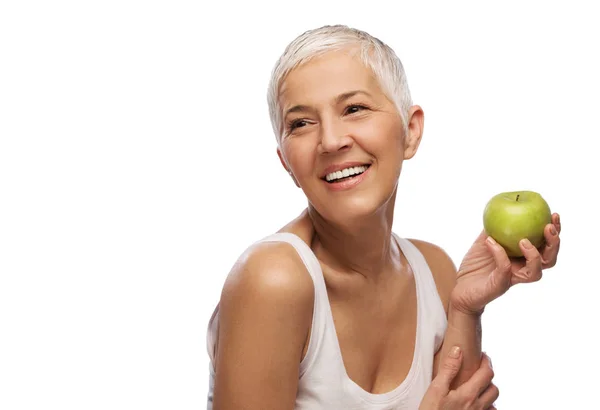 Retrato Uma Bela Mulher Idosa Segurando Uma Maçã Sorrindo Isolada — Fotografia de Stock