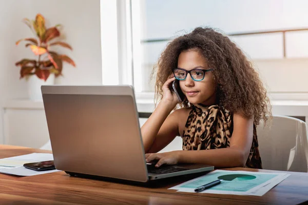 Menina Bonito Trabalhando Laptop Mesa — Fotografia de Stock