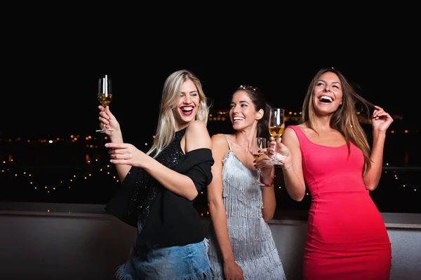 Tres Hermosas Alegres Mujeres Teniendo Una Noche Chicas Divirtiéndose — Foto de Stock