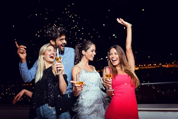 Група Людей Влаштовують Вечірку Вітає Шампанським — стокове фото
