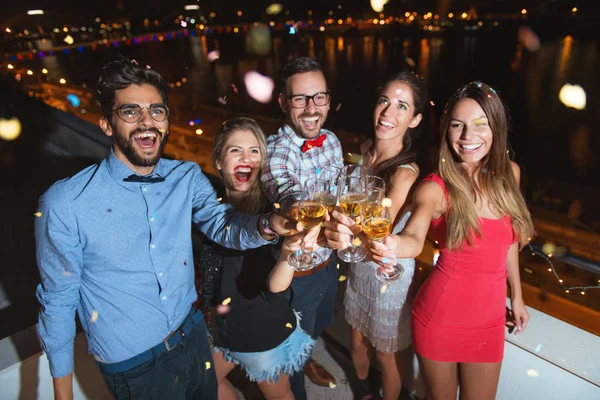 Groep Van Mensen Die Een Partij Juichen Met Champagne — Stockfoto