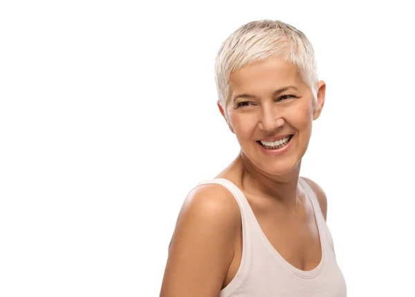 Portret Van Een Mooie Oudere Vrouw Glimlachen Geïsoleerde Witte Achtergrond — Stockfoto