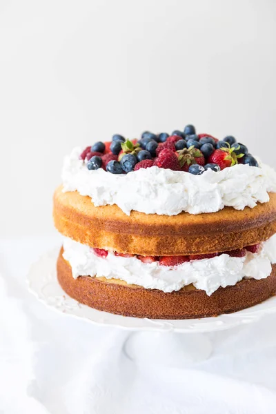 Mooi Naked Cake Van Het Fruit Een Witte Muur — Stockfoto