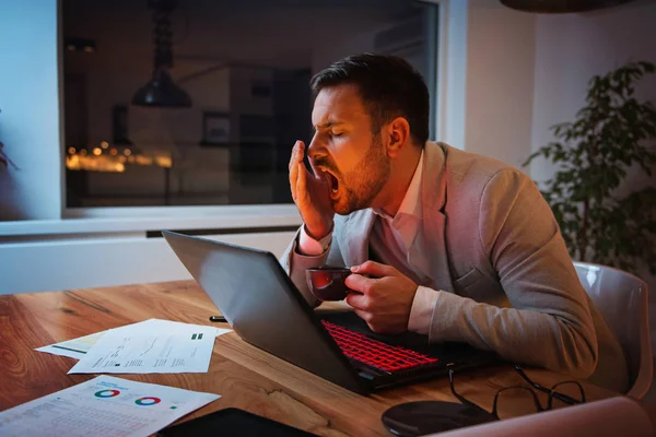 Bir Dizüstü Bilgisayarda Çalışan Işadamı Overworking Baskı Altında — Stok fotoğraf