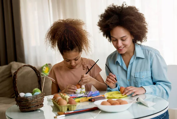 Beautiful African American Woman Her Daughter Coloring Easter Eggs Table — Stock Photo, Image