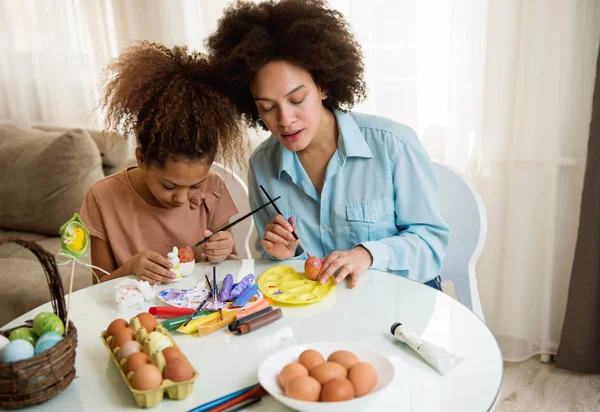 Piękne African American Kobieta Jej Córka Barwienia Jaj Wielkanocnych Przy — Zdjęcie stockowe