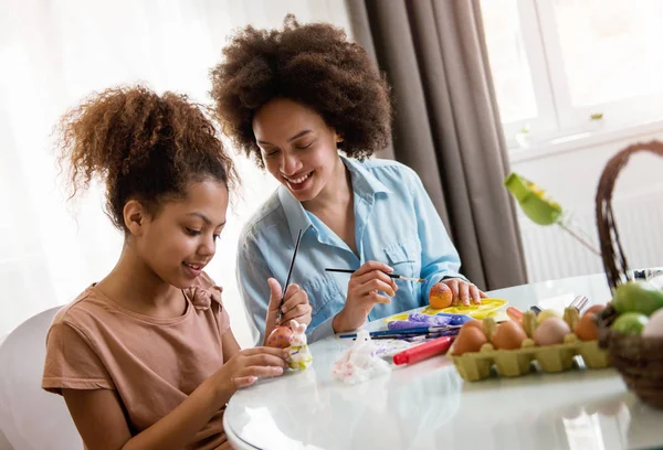 Piękne African American Kobieta Jej Córka Barwienia Jaj Wielkanocnych Przy — Zdjęcie stockowe